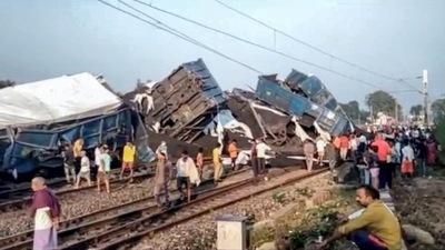 Dhanbad: Restoration work underway after coal wagons of a goods train derailed between Koderma and Manpur railway section, in Jharkhand's Dhanbad division, Wednesday, Oct. 26, 2022. (PTI) Dhanbad: Restoration work underway after coal wagons of a goods train derailed between Koderma and Manpur railway section, in Jharkhand's Dhanbad division, Wednesday, Oct. 26, 2022. (PTI)