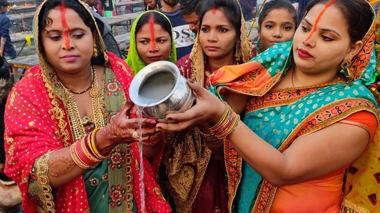 Add protein-rich foods like milk, nuts, curd, almonds in your diet. It will keep you full for a longer time.(Representative Image (HT File Photo))