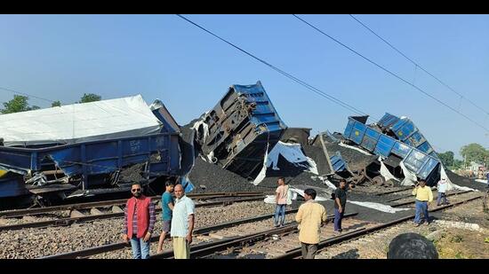 Goods train derails in Bihar, rail traffic hit - Hindustan Times