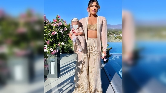 The mother-daughter duo posed for a photo in their desi Diwali attire.(Instagram/@priyankachopra)