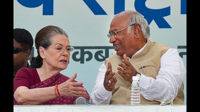 Congress president Mallikarjun Kharge interacts with former party president Sonia Gandhi, New Delhi, October 26, 2022 (PTI)
