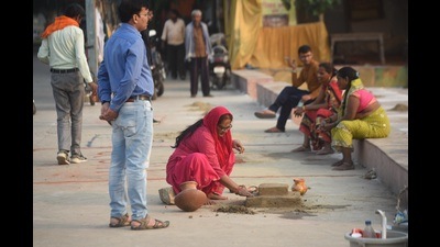 People making preparations for the Chhath puja in Lucknow on Thursday. (Deepak Gupta/HT Photo)