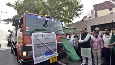 Delhi environment minister Gopal Rai flags off mobile anti-smog guns at Delhi Secretariat, in New Delhi, on Tuesday. (Hindustan Times) Delhi environment minister Gopal Rai flags off mobile anti-smog guns at Delhi Secretariat, in New Delhi, on Tuesday. (Hindustan Times)