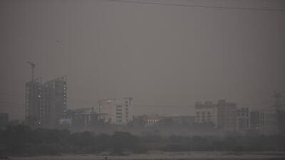 A blanket of smog over the Yamuna River near Kalindi Kunj, in New Delhi, India, on Thursday, October 27, 2022. (Hindustan Times) A blanket of smog over the Yamuna River near Kalindi Kunj, in New Delhi, India, on Thursday, October 27, 2022. (Hindustan Times)