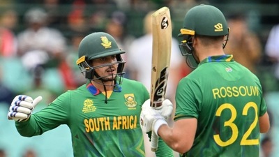 South Africa's Quinton de Kock (L) and Rilee Rossouw celebrate their 150 run partnership during the ICC men's Twenty20 World Cup 2022 cricket match between South Africa and Bangladesh at the Sydney Cricket Ground in Sydney on October 27, 2022. (Photo by Saeed KHAN / AFP) / -- IMAGE RESTRICTED TO EDITORIAL USE - STRICTLY NO COMMERCIAL USE -- (AFP) South Africa's Quinton de Kock (L) and Rilee Rossouw celebrate their 150 run partnership during the ICC men's Twenty20 World Cup 2022 cricket match between South Africa and Bangladesh at the Sydney Cricket Ground in Sydney on October 27, 2022. (Photo by Saeed KHAN / AFP) / -- IMAGE RESTRICTED TO EDITORIAL USE - STRICTLY NO COMMERCIAL USE -- (AFP)