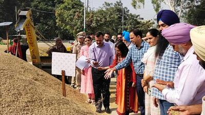 Punjab additional chief secretary Anurag Aggarwal with other senior officials at the Khanna grain market on Thursday. (HT Photo)