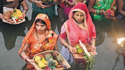 Thane, India - November 2, 2019: Indian Hindu devotees perform rituals during Chhat Puja while standing in the river in Thane masunda lake Thane. Devotees pay obeisance to both the rising and the setting sun during the Chhath festival when people express their thanks and seek the blessings of the forces of nature, mainly the Sun and the River, Thane.,India, on Saturday, November 2, 2019.( Praful Gangurde/HT Photo) (HT PHOTO) Thane, India - November 2, 2019: Indian Hindu devotees perform rituals during Chhat Puja while standing in the river in Thane masunda lake Thane. Devotees pay obeisance to both the rising and the setting sun during the Chhath festival when people express their thanks and seek the blessings of the forces of nature, mainly the Sun and the River, Thane.,India, on Saturday, November 2, 2019.( Praful Gangurde/HT Photo) (HT PHOTO)