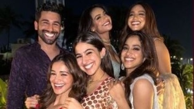 Ananya Panday joined Nysa Devgan, Sara Ali Khan, Janhvi Kapoor, Bhumi Pednekar and Orhan Awatramani for a group picture. Ananya wore a red saree for the occasion. Instagram/Orhan Awatramani 