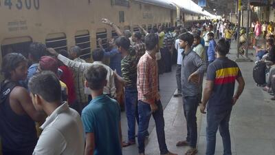 Migrant passengers flocking Ludhiana railway station ahead of Chhath Puja festival. (Gurpreet Singh/HT)