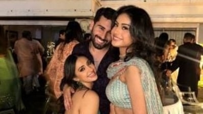 Nysa Devgan and Orhan Awatramani was joined by Akansha Ranjan Kapoor. They smiled and posed for the camera. Instagram/Orhan Awatramani 