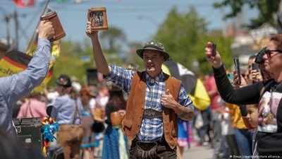 Revellers enjoy drinking the strong beer at Oktoberfest. (Diego Lima/dpa/picture alliance)