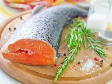 Eating a lot of omega 3 fatty acids found in oily fish like tuna and salmon can help you tackle bowel cancer. (Shutterstock)