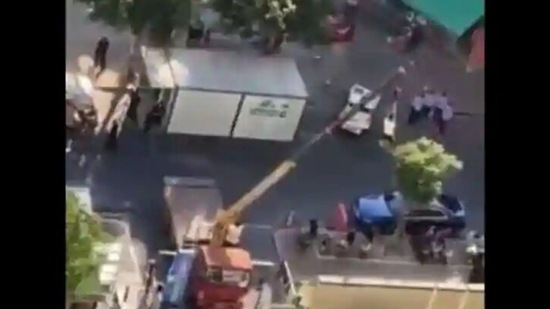 Covid In China: A patient in China was seen being hoisted with the help of a crane.