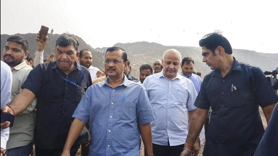 Delhi chief minister Arvind Kejriwal and his deputy, Manish Sisodia, at the Ghazipur landfill site. (PTI)