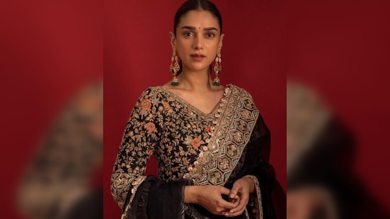 Aditi Rao Hydari's look was put together by celebrity stylist Sanam Ratansi.(Instagram/@manishmalhotra)