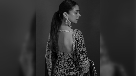 Aditi Rao Hydari flaunted her glass skin and opted for minimal glam makeup.(Instagram/@manishmalhotra)