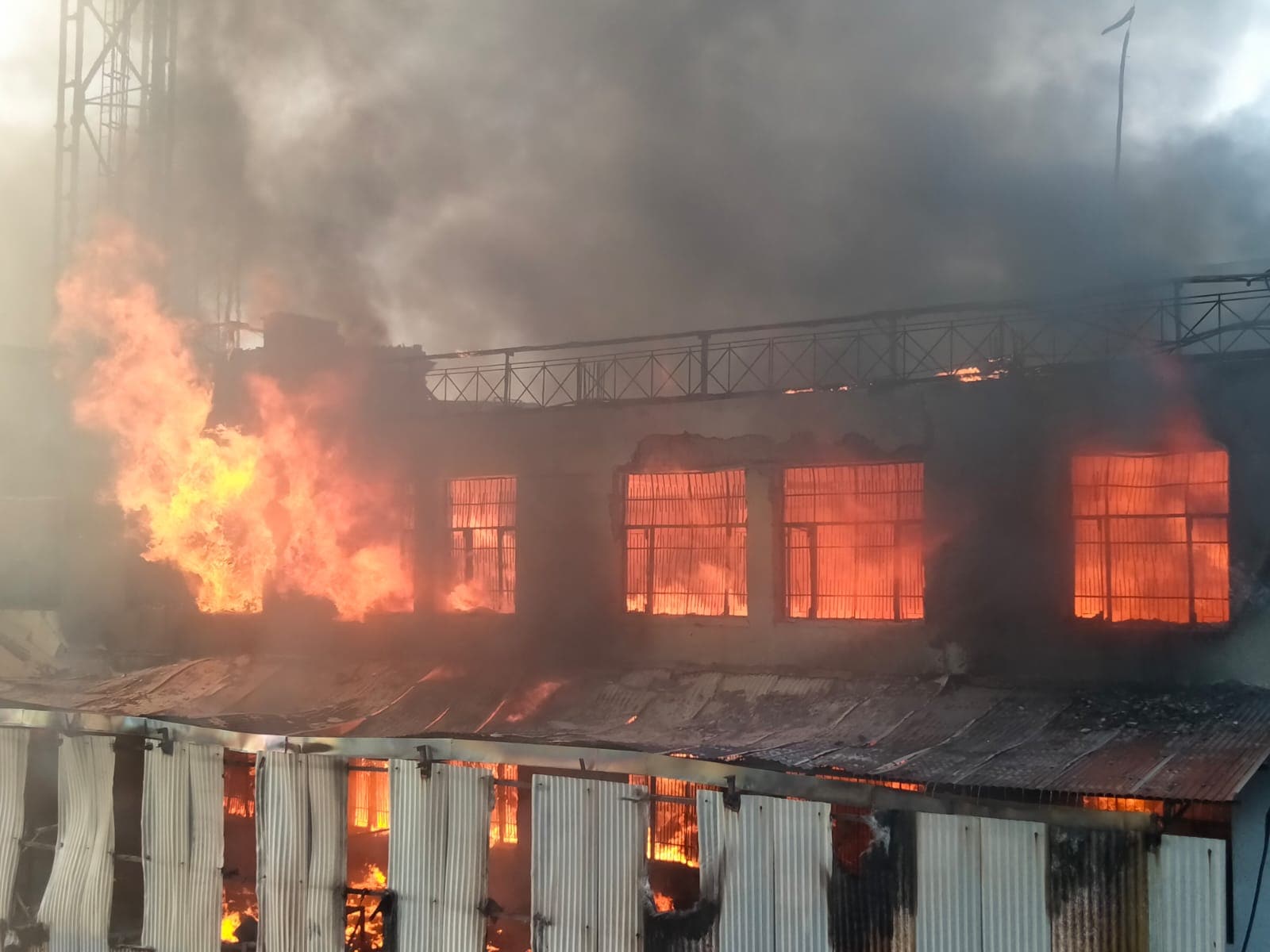 Major fire broke out at liquor factory in Phase 1 industrial Area in Chandigarh on Thursday. (Keshav Singh/ HT Photo) Major fire broke out at liquor factory in Phase 1 industrial Area in Chandigarh on Thursday. (Keshav Singh/ HT Photo)