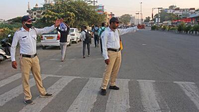 Traffic police at Katraj chowk in Pune. (Ravindra Joshi/HT PHOTO) Traffic police at Katraj chowk in Pune. (Ravindra Joshi/HT PHOTO)