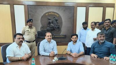 Shiv Sena leader Aaditya Thackeray (2nd from right) met PMC commissioner Vikram Kumar (3rd from right) on Friday. (HT PHOTO)