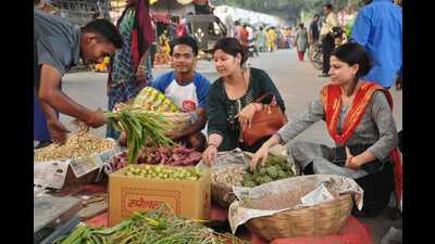 People buy articles for Chhath puja in Gorakhpur on Friday. (HT Photo)
