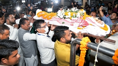 Assam, Housing and Urban Affairs Minister Ashok Singhal carry the mortal remains of renowned artist Neel Pawan Baruah during his last rites at GMCH, in Guwahati on Friday. The artist passed away at the age of 86 due to old age ailments. (Pitamber Newar ) Assam, Housing and Urban Affairs Minister Ashok Singhal carry the mortal remains of renowned artist Neel Pawan Baruah during his last rites at GMCH, in Guwahati on Friday. The artist passed away at the age of 86 due to old age ailments. (Pitamber Newar )