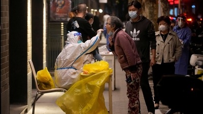 Shanghai district orders mass Covid-19 testing, imposes lockdown (REUTERS)
