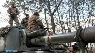 Ukrainian artillery unit members get prepared to fire towards Kherson on October 28, 2022, outside of Kherson region, amid Russia's military invasion on Ukraine. (Photo by BULENT KILIC / AFP) (AFP) Ukrainian artillery unit members get prepared to fire towards Kherson on October 28, 2022, outside of Kherson region, amid Russia's military invasion on Ukraine. (Photo by BULENT KILIC / AFP) (AFP)