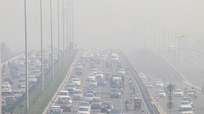 Vehicles ply amid low visibility due to a thick layer of smog at Delhi-Gurgaon Expressway. (ANI)