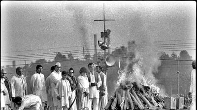 The Gandhi family during the last rites of former Prime Minister Indira Gandhi on November 3, 1984, in New Delhi. (SN Sinha/HT ARCHIVE)