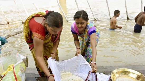 Chhath devotees perform rituals at the bank of Ganga River at Gandhi Ghat on the eve of Chhath Pooja festival in Patna.(HT Photo/Santosh Kumar)