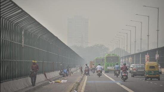 New Delhi, India - Oct. 28, 2022: Vehicles ply on Vikas Marg amid a dense layer of smog, in New Delhi, India, on Friday, October 28, 2022. (Photo by Raj K Raj/ Hindustan Times) (Hindustan Times)