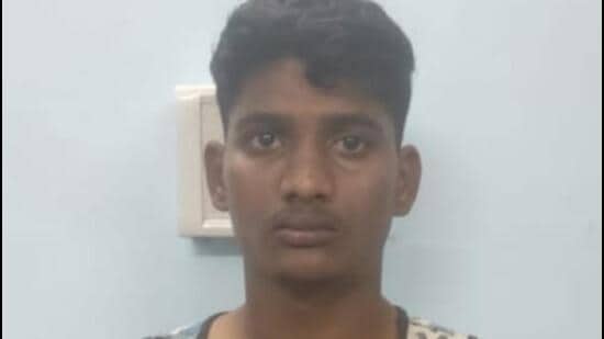 The arrested accused, Chandu Ganesh Chendu, 25, entered a flat on the fifth floor of the Neha Galaxy building in Prabhadevi. (HT PHOTO)