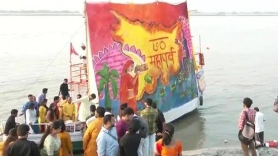 This year, Chhath Puja is being observed from today, October 28 and will end of October 31, with the main puja.(HT File Photo)