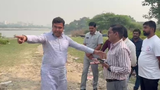 BJP MP Parvesh Verma interacts with an official of the Delhi Jal Board over the cleaning of Yamuna ahead of Chhath Puja, on Friday, October 28, 2022. (ANI Photo)