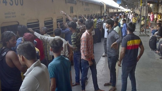 This is a picture of migrant passengers flocking Ludhiana railway station ahead of Chhath Puja festival. (HT Photo/Gurpreet Singh)