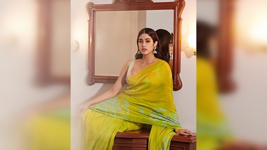 Janhvi Kapoor kept it simple yet very elegant in this green printed saree which she paired with a sleeveless blouse.(Instagram/@janhvikapoor)