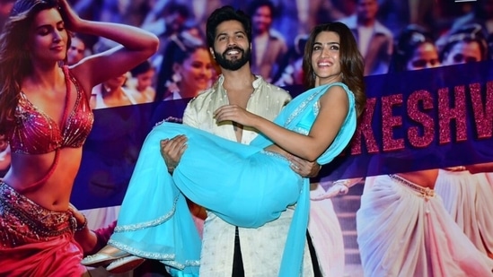 Kriti Sanon and Varun Dhawan promote the new song from Bhediya, Thumkeshwari.(HT Photo/Varinder Chawla)