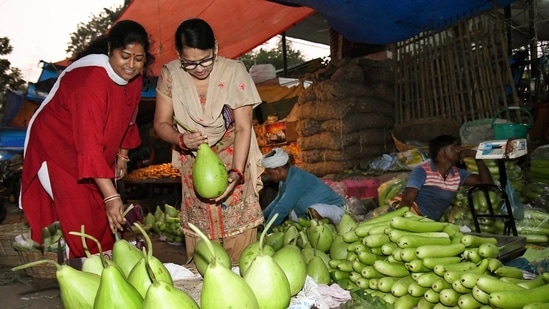 Women purchase bottle gourd at a vegetable market for 'Nahai-Khai' ritual in Bihar. The origin of this festival dates back to Ramayana. Some legends also say that Mahabharata's Karna - king of Anga - modern day Bhagalpur in Bihar - also performed Chhath puja and so did Pandavas and Draupadi.(Santosh Kumar/ Hindustan Times)