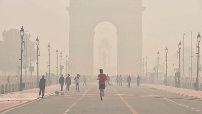 Dense smog near Kartavya Path in New Delhi on Saturday. (Arvind Yadav/HT Photo) Dense smog near Kartavya Path in New Delhi on Saturday. (Arvind Yadav/HT Photo)