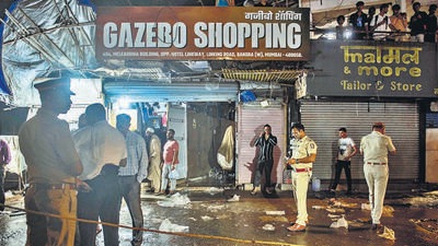 Mumbai, India - August 11, 2022: Police officials investigate at the site after three unidentified persons fire three rounds outside the Gazebo Shopping Centre on Linking Road, Khar, in Mumbai, India, on Thursday, August 11, 2022. (Photo by Satish Bate/ Hindustan Times) (Satish Bate/HT PHOTO) Mumbai, India - August 11, 2022: Police officials investigate at the site after three unidentified persons fire three rounds outside the Gazebo Shopping Centre on Linking Road, Khar, in Mumbai, India, on Thursday, August 11, 2022. (Photo by Satish Bate/ Hindustan Times) (Satish Bate/HT PHOTO)