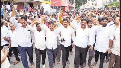 Over 100,000 people under the banner of the Joint Action Committee for Decentralisation took out a rally in Tirupati on Saturday. (HT Photo)
