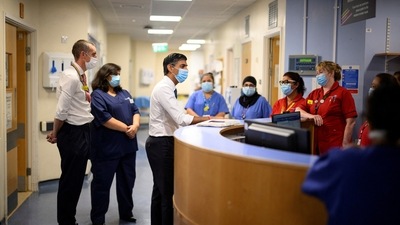 British Prime Minister Rishi Sunak speaks with members of staff as he visits Croydon University Hospital on October 28, 2022 in London, Britain. (REUTERS)