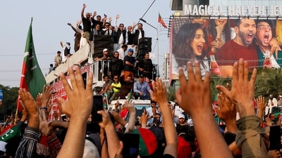 Imran Khan Long March: Pakistan's former prime minister Imran Khan pledges to his supporters. (Reuters)
