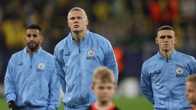 Manchester City's Erling Braut Haaland and Phil Foden line up before the match (REUTERS)