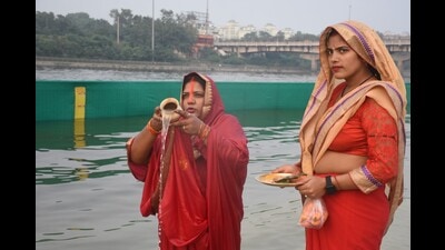A woman performs a Chhath ritual . (Deepak Gupta/HT)