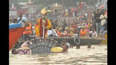 A recreation of the mythological episode in Varanasi on Saturday. (HT Photo) A recreation of the mythological episode in Varanasi on Saturday. (HT Photo)