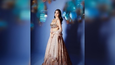 This is the perfect pick for a cocktail party. Janhvi Kapoor paired her shimmery look with jewellery from Manish Malhotra's collection. (Instagram/@manishmalhotra05)