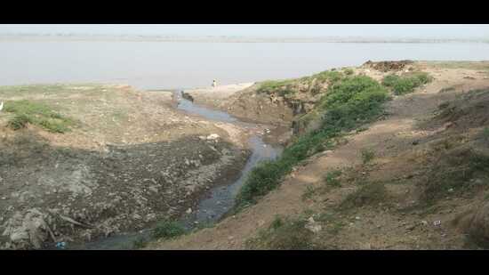Discharge of drain water into the Ganga in Prayagraj. (HT PHOTO)