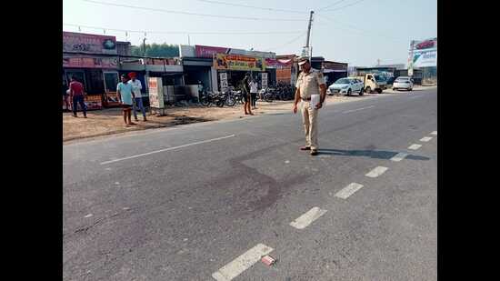 Police at the accident spot at Jhanjeri village in Landran on Saturday. (HT Photo)