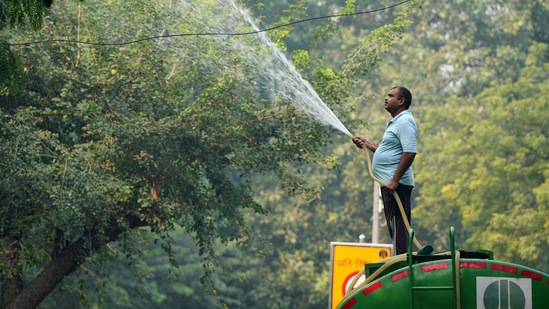 The India Meteorological Department (IMD) said calm winds prevailed at night. Moderate wind speed (up to 8 kmph) is predicted during the day, it added.(PTI)